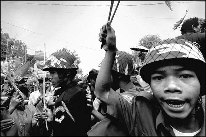 Encadrement militaire lors d’une manifestation culturelle à Mandalay, Birmanie, 2005 © Manon Ott